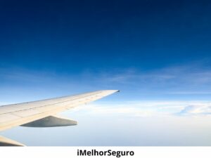 asa do avião e céu azul em segundo plano, sob perspectiva de quem está dentro da aeronave