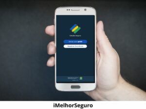 mão segurando um celular mostrando a tela inicial de login do aplicativo Celular Seguro
