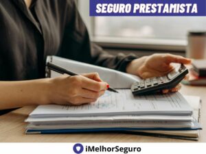 Imagem mostrando uma pessoa de camisa escura calculando finanças com uma calculadora e caneta sobre documentos com gráficos. Ao canto superior direito, o texto 'SEGURO PRESTAMISTA' em letras maiúsculas sobre fundo roxo com o logo 'iMelhorSeguro'. O conteúdo visa explicar o que é seguro prestamista e a sua importância para a proteção financeira em caso de imprevistos que afetem a capacidade de pagamento de dívidas.