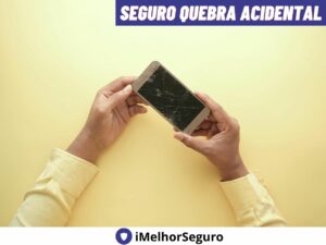 Mãos segurando um smartphone com a tela visivelmente quebrada em um fundo amarelo, com as palavras 'SEGURO QUEBRA ACIDENTAL' destacadas na parte superior, indicando a importância de ter um seguro para danos acidentais em dispositivos eletrônicos.