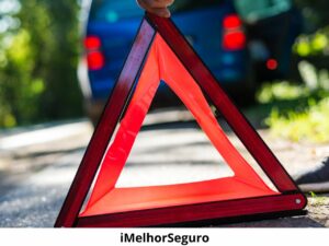 sinalização física vermelha de um triângulo e um carro à frente