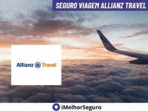 Vista aérea de nuvens ao entardecer, com a asa de um avião ao lado direito, sobrepondo-se a um logotipo da Allianz Travel, destacando a confiança e segurança do seguro viagem Allianz Travel.