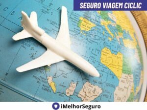 Modelo de avião em miniatura branco sobre mapa, destacando destinos europeus como Espanha e Portugal, ideal para ilustrar a importância do seguro viagem Ciclic para quem planeja explorar novos destinos.